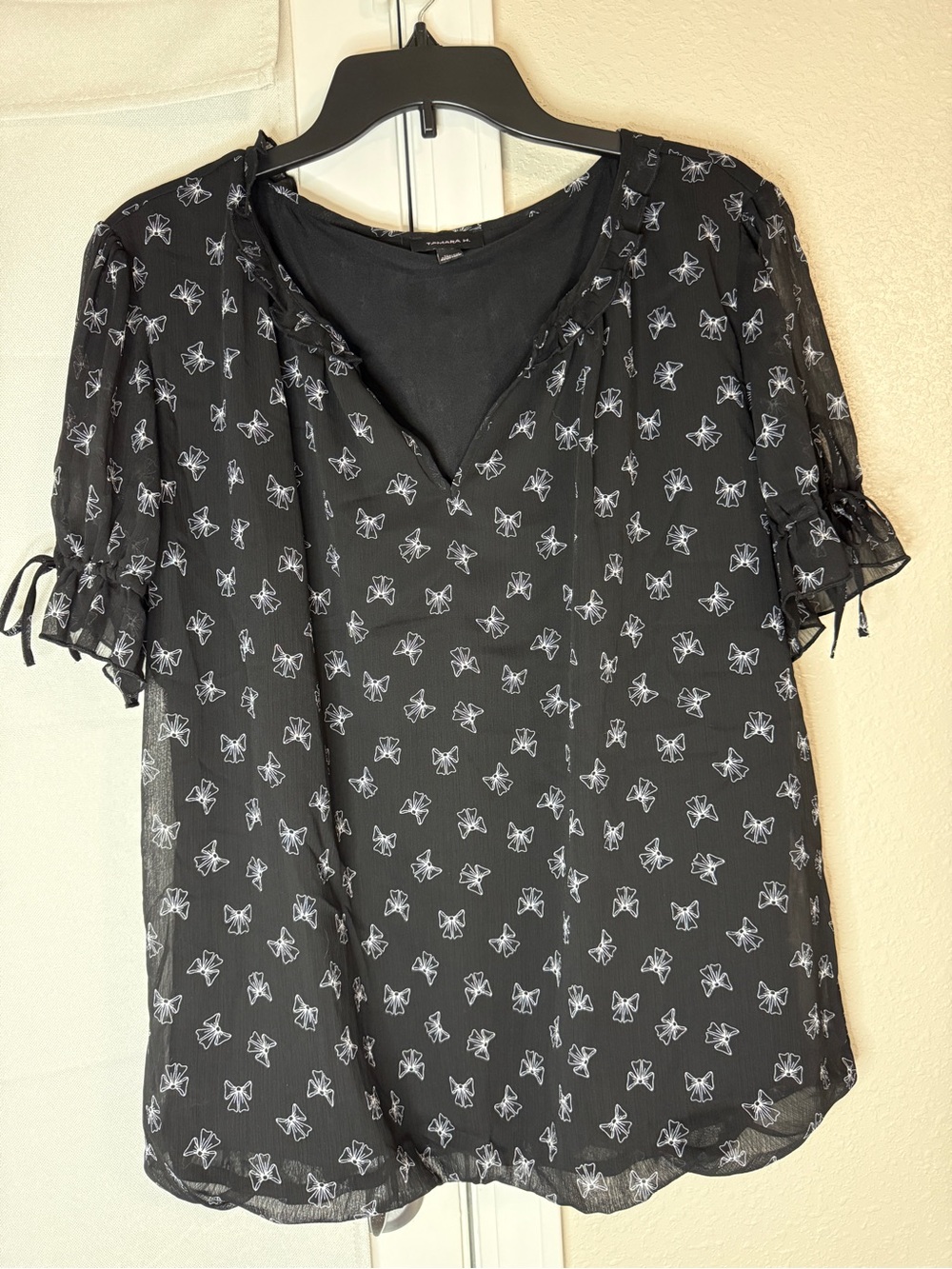Black Bow-Print Short Sleeve V-Neck Blouse